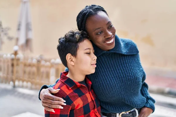 African American Mother Son Smiling Confident Hugging Each Other Street — Stockfoto