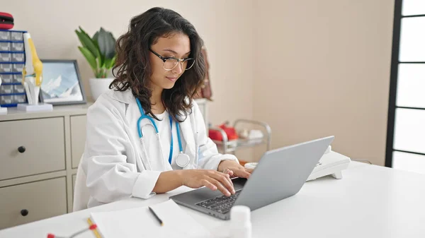Jovem Bela Mulher Hispânica Médico Usando Laptop Trabalhando Clínica — Fotografia de Stock