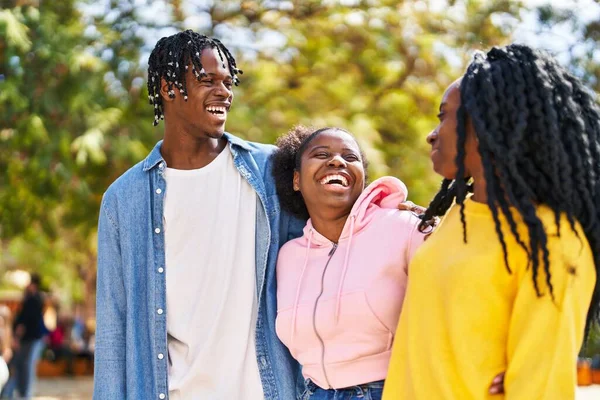 Amigos Afroamericanos Sonriendo Confiados Abrazándose Parque — Foto de Stock