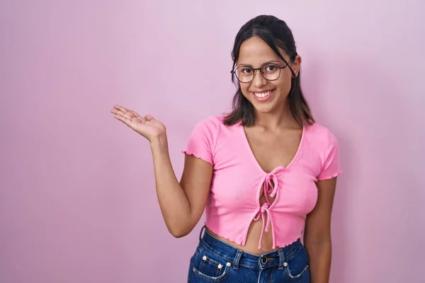 Die Hispanische Junge Frau Steht Vor Rosa Hintergrund Und Trägt — Stockfoto