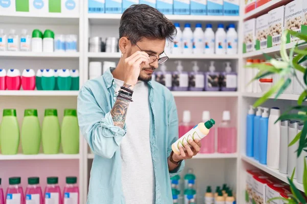 Mladý Hispánec Muž Zákazník Čtení Etikety Láhev Lékárně — Stock fotografie