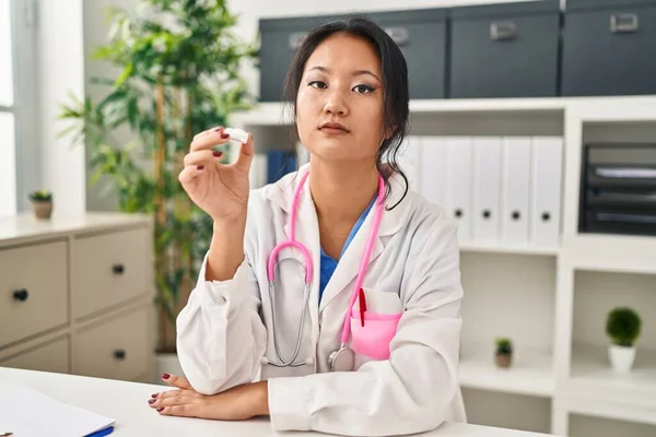 Young Asian Woman Wearing Doctor Uniform Stethoscope Thinking Attitude Sober — Stock Photo, Image