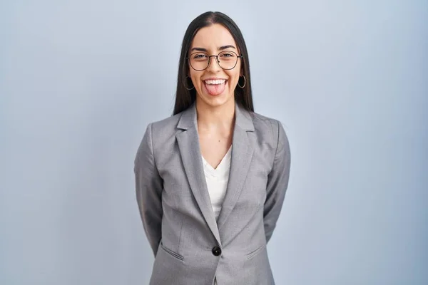 Іспанська Бізнес Жінка Окулярах Стискають Язик Щаслива Смішним Виразом Емоційна — стокове фото