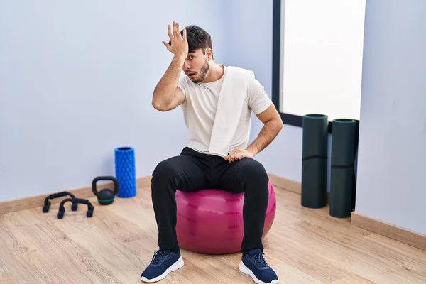 Hispanische Mann Mit Bart Sitzt Auf Pilatebällen Yoga Raum Überrascht — Stockfoto