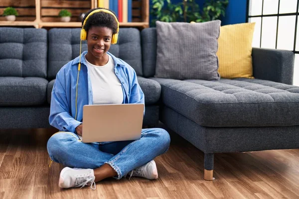 Αφροαμερικανή Γυναίκα Που Χρησιμοποιεί Φορητό Υπολογιστή Κάθεται Στο Πάτωμα Στο — Φωτογραφία Αρχείου