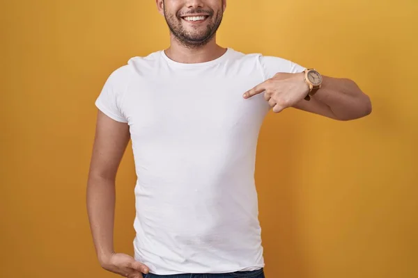 身穿白色T恤的西班牙裔男子面带微笑 手指手画脚 — 图库照片