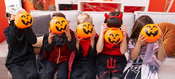 Grupo Niños Con Disfraz Halloween Cubriendo Cara Con Canasta Calabaza —  Fotos de Stock