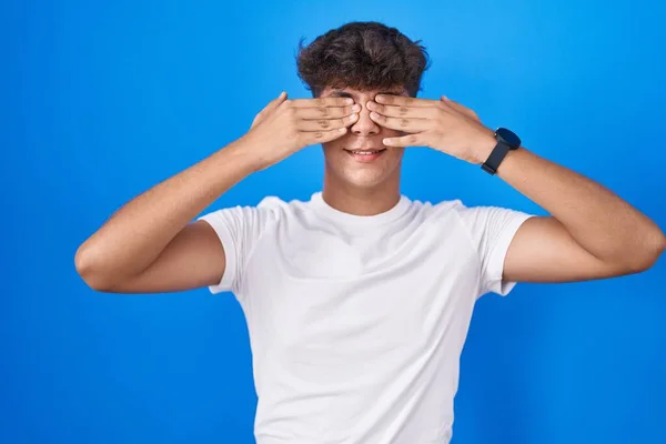 Hispánský Teenager Stojící Nad Modrým Pozadím Zakrývající Oči Veselýma Legračníma — Stock fotografie