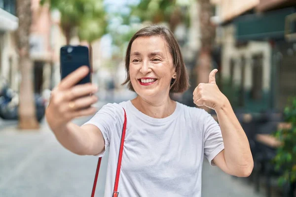 Średniowieczna Latynoska Kobieta Robi Wideo Połączenie Smartfonem Uśmiechnięta Szczęśliwy Pozytywny — Zdjęcie stockowe