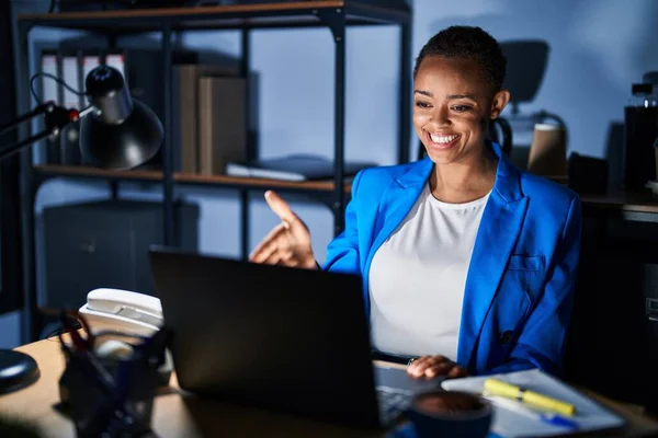 Beautiful African American Woman Working Office Night Smiling Friendly Offering — Stock Photo, Image