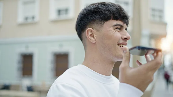 Młody Hiszpan Wysyłając Wiadomość Głosową Smartfonem Ulicy — Zdjęcie stockowe