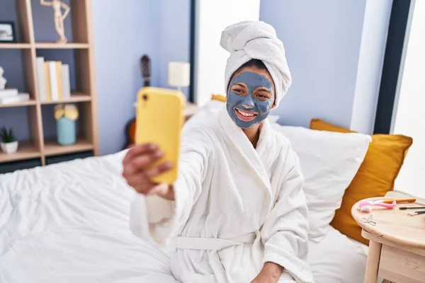Mladé Latinské Žena Použití Krém Tvář Maska Aby Selfie Smartphone — Stock fotografie