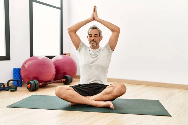 Grauhaariger Mann Mittleren Alters Trainiert Yoga Sportzentrum — Stockfoto