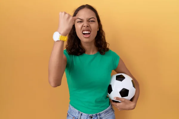 Jeune Femme Hispanique Tenant Ballon Colère Fou Levant Poing Frustré — Photo