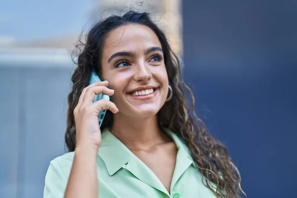 Jovem Bela Mulher Hispânica Sorrindo Confiante Falando Smartphone Rua — Fotografia de Stock