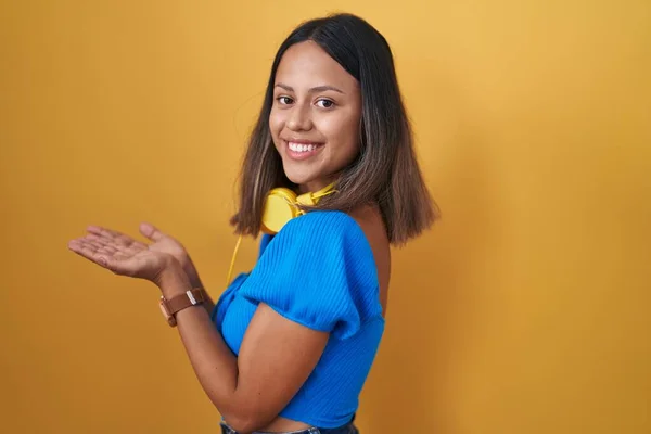 Hispanische Junge Frau Steht Über Gelbem Hintergrund Und Zeigt Zur — Stockfoto