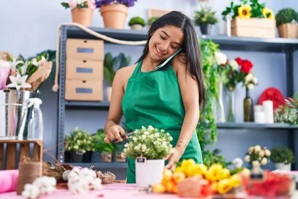 Young Hispanic Woman Florist Talking Smartphone Cutting Plant Florist Shop — Stock Photo, Image