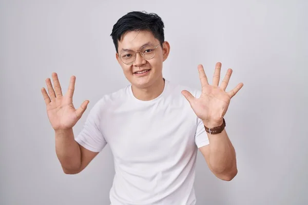 Mladý Asijský Muž Stojící Nad Bílým Pozadím Ukazující Ukazující Nahoru — Stock fotografie