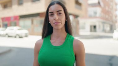 Sokakta kendine güvenen güzel İspanyol bir kadın.