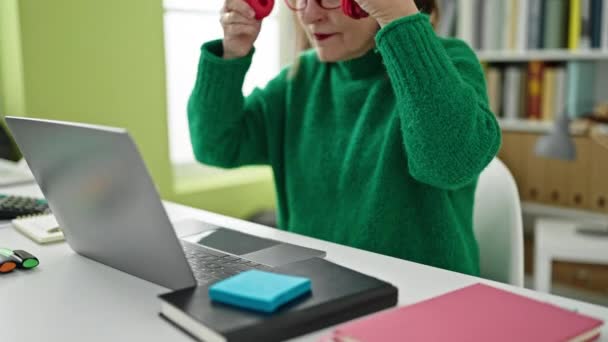 Mulher Hispânica Madura Com Cabelos Grisalhos Usando Laptop Fones Ouvido — Vídeo de Stock