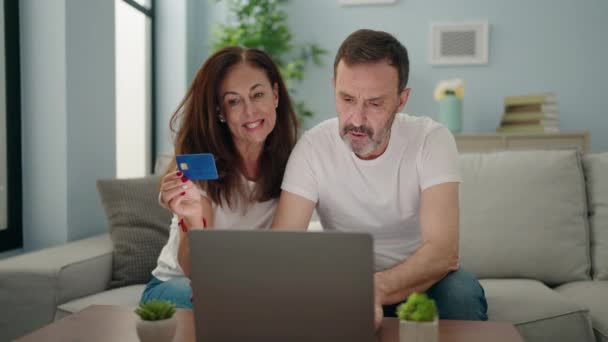 Man Woman Couple Using Laptop Credit Card Sitting Sofa Home — стоковое видео