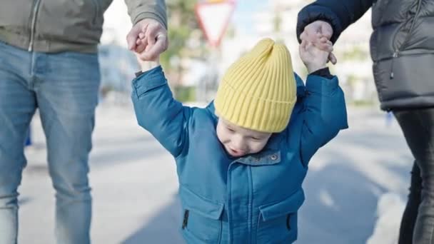 Kaukaski Maluch Uśmiechnięty Wesoły Trzymając Się Ręce Mamą Tatą Ulicy — Wideo stockowe