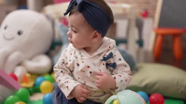 Deux Adorables Tout Petits Jouant Avec Des Balles Des Voitures — Video