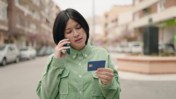 Young Chinese Woman Talking Smartphone Holding Credit Card Street — Video Stock