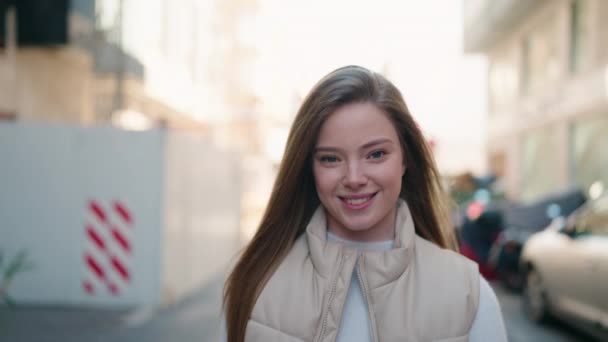 Ung Blond Kvinna Ler Säker Promenader Gatan — Stockvideo
