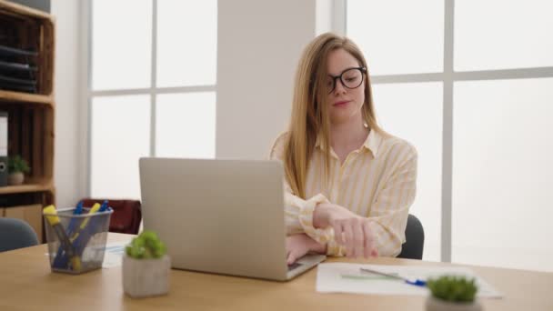 Mladá Blondýna Žena Obchodní Pracovník Pomocí Notebooku Pracuje Kanceláři — Stock video