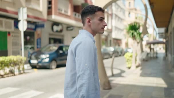 Νεαρός Ισπανός Χαμογελαστός Αυτοπεποίθηση Στέκεται Σταυρωμένα Χέρια Στο Δρόμο — Αρχείο Βίντεο