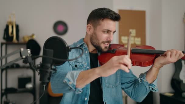 Giovane Musicista Ispanico Che Suona Violino Studio Musica — Video Stock