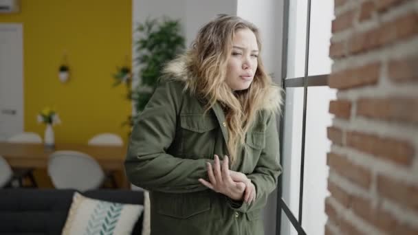 Молода Красива Іспаномовна Жінка Покрита Курткою Холодного Натирання Рук Вдома — стокове відео