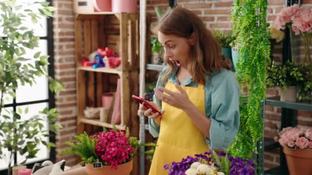 Fiatal Gyönyörű Spanyol Virágárus Használ Smartphone Vidám Kifejezés Virágárus — Stock videók