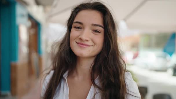 Jonge Latino Vrouw Glimlachen Zelfverzekerd Het Dragen Van Een Bril — Stockvideo