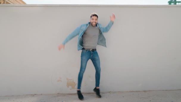 Giovane Arabo Uomo Sorridente Fiducioso Saltando Strada — Video Stock