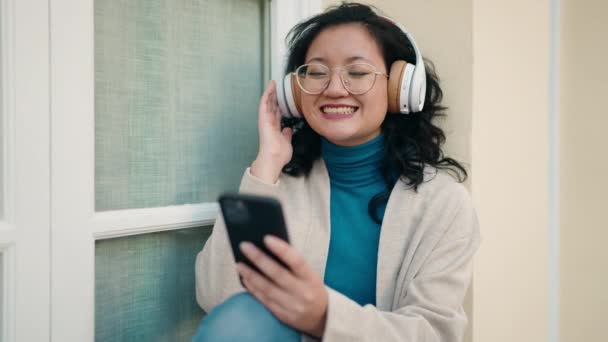 Молода Китайка Усміхається Впевнено Слухає Музику Вулиці — стокове відео