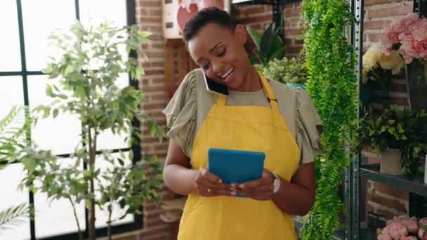 Afrikaans Amerikaanse Vrouw Bloemist Praten Smartphone Met Behulp Van Touchpad — Stockvideo