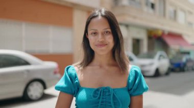 Genç İspanyol kadın gülümsüyor. Kendine güveni tam. Başparmaklarıyla sokakları imzalıyor.