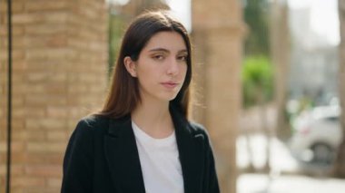 Sokakta ciddi bir ifadeyle duran genç İspanyol kız.