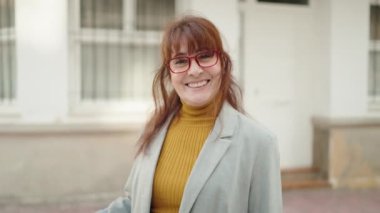 Sokaktaki yeni evin anahtarı orta yaşlı kadın yöneticinin elinde.