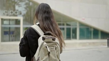 Sokakta kendine gülen güzel İspanyol bir kız öğrenci.