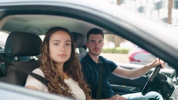 Unga Latinamerikanska Par Ler Säker Hålla Nyckeln Till Bil Gatan — Stockvideo
