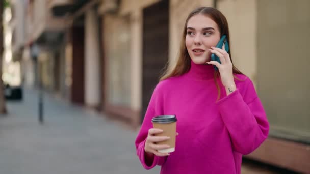 Młoda Blondynka Rozmawia Przez Smartfona Pijąc Kawę Ulicy — Wideo stockowe