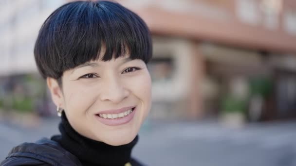Mladá Číňanka Usmívá Sebevědomě Stojí Ulici — Stock video