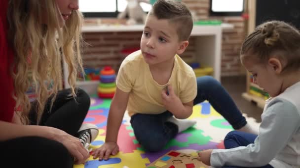 Lehrerin Mit Jungen Und Mädchen Beim Mathe Puzzlespiel Kindergarten — Stockvideo