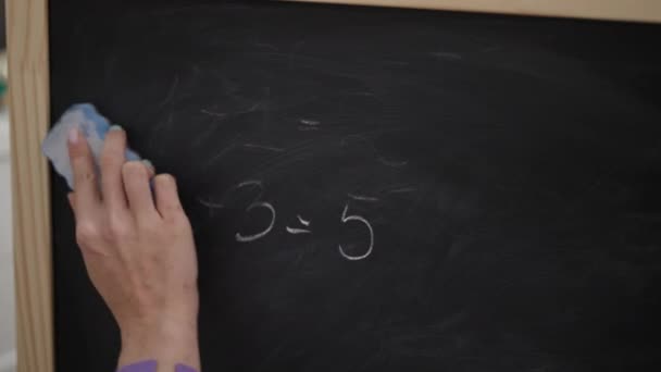 Junge Blonde Kindergärtnerin Löscht Mathe Aufgabe Der Schultafel Kindergarten — Stockvideo