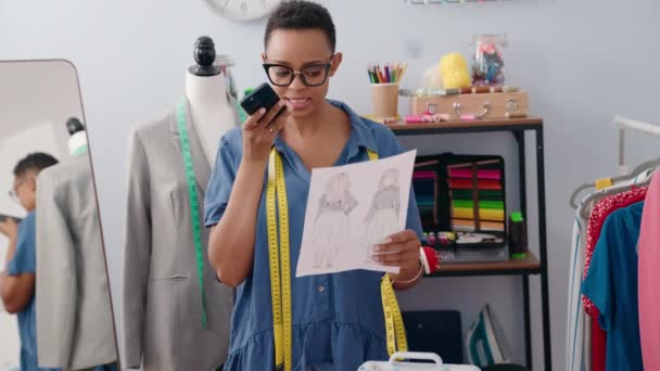 Donna Afroamericana Sarto Parlando Smartphone Alla Ricerca Abbigliamento Design Presso — Video Stock