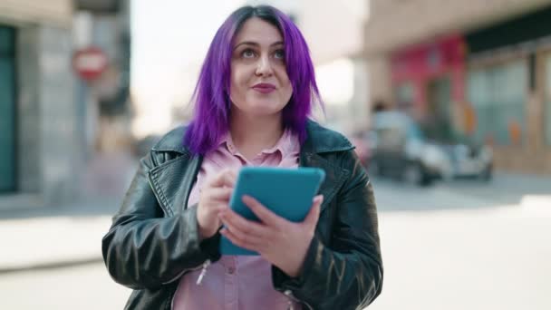 Muda Ditambah Wanita Ukuran Tersenyum Percaya Diri Menggunakan Touchpad Jalan — Stok Video