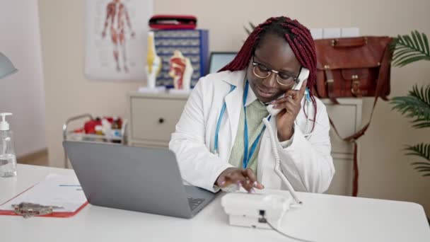 Afrikanerin Mit Geflochtenem Haar Ärztin Telefoniert Mit Laptop Klinik — Stockvideo